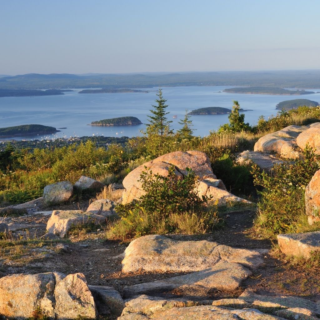 Showing the hiking trail along the summit